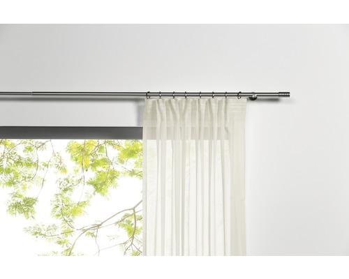 Gardinenstange mit Gardine vor einem Fenster