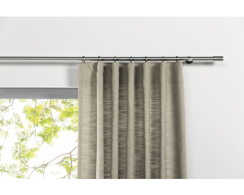 Gardinenstange mit Vorhang vor Fenster