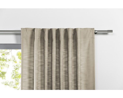 Gardine auf einer Gardinenstange vor einem Fenster