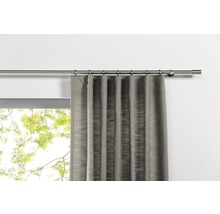 Gardinenstange mit grauem Vorhang am Fenster