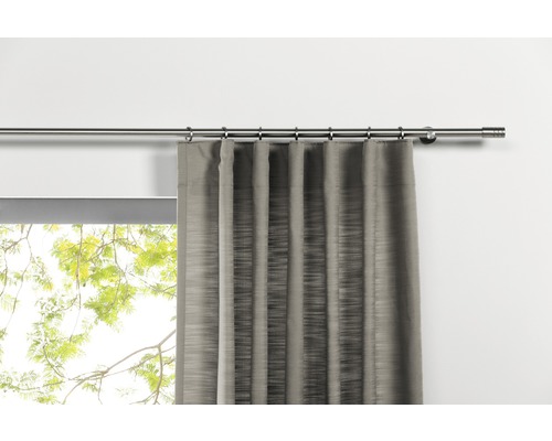 Gardinenstange mit grauem Vorhang am Fenster
