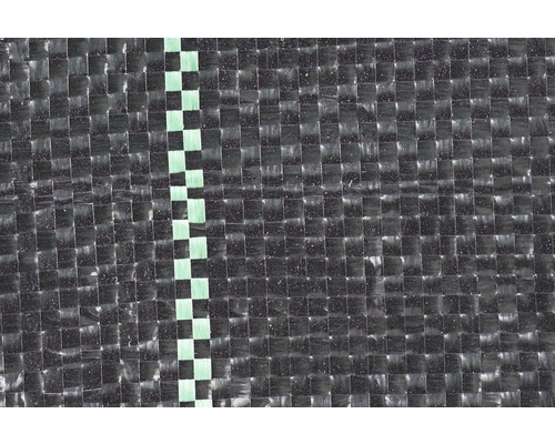 Detailansicht einer Unkrautfolie aus Kunststoff mit Schachbrettmuster