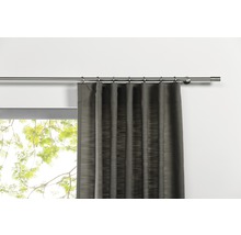 Gardine mit Vorhangstange an einer Wand vor einem Fenster