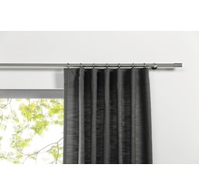 Gardine mit Ösen an einer Gardinenstange vor einem Fenster