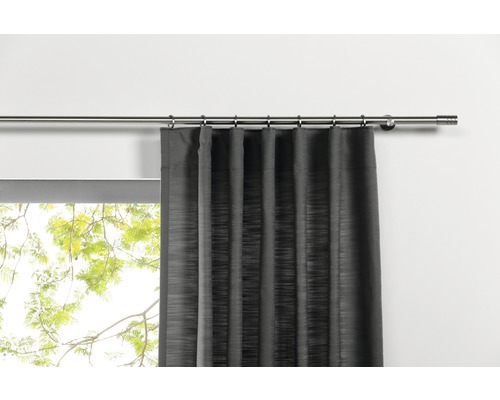 Gardine mit Ösen an einer Gardinenstange vor einem Fenster