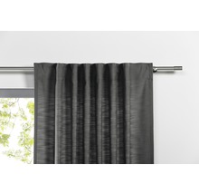 Grauer Vorhang an einer Gardinenstange vor einem Fenster.