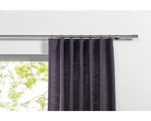 Vorhang mit Gardinenstange vor einem Fenster