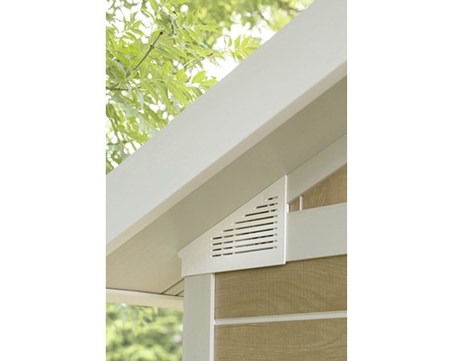 Detailansicht eines Gartenhauses mit Lüftungsgitter unter dem Dach