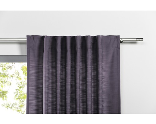 Gardine aus Stoff an einer Gardinenstange vor einem Fenster