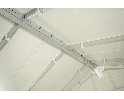 Innenansicht eines Gerätehauses mit Metallträgern zur Stabilisierung des Daches.