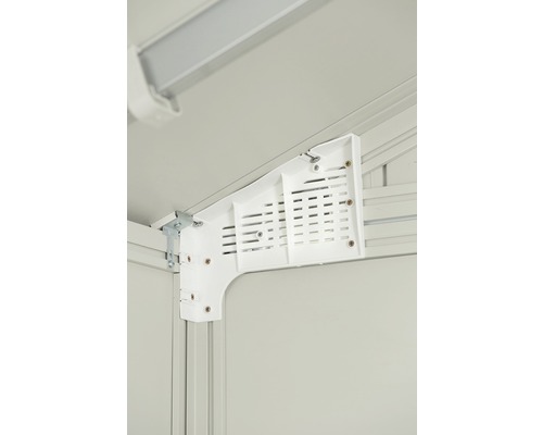 Detailaufnahme eines Eckbereichs eines Gerätehauses mit Belüftungselement.