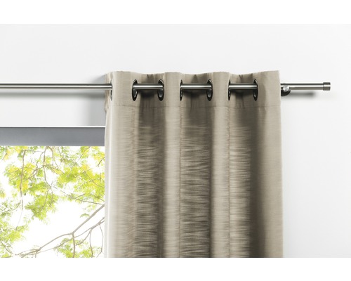 Gardine mit Ösen an Gardinenstange