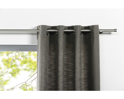 Grauer Gardinenschal mit Ösen an einer Gardinenstange vor einem Fenster.