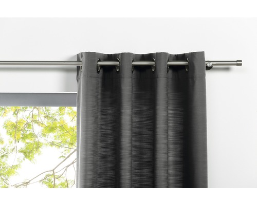 Dekoschals mit Ösen an Gardinenstange vor Fenster