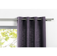Vorhang mit Ösen an Gardinenstange vor Fenster