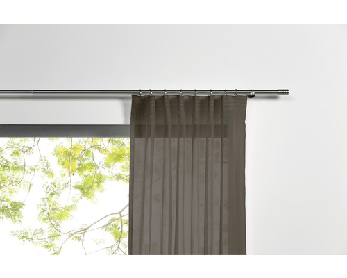 Gardine mit Gardinenstange vor Fenster