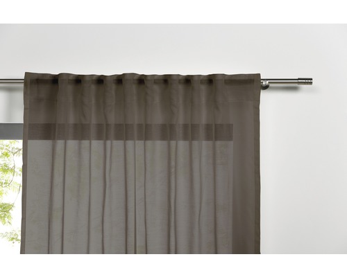 Gardine mit Ösen an einer Gardinenstange