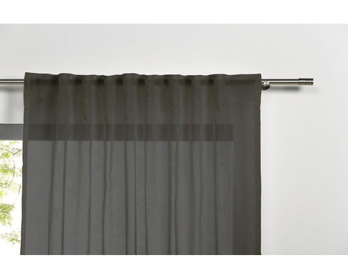 Gardine mit Ösen auf einer Gardinenstange