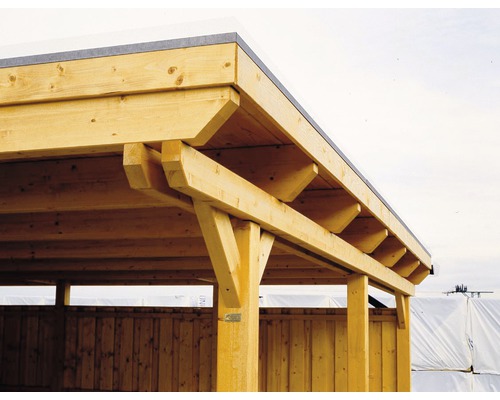 Detailansicht einer Holzkonstruktion, die Teil eines Holzcarports oder einer Überdachung sein könnte