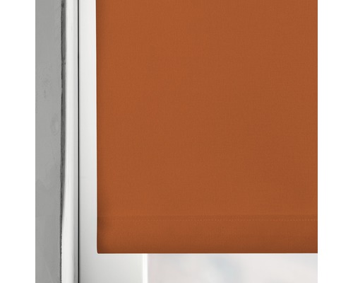 Orangefarbenes Rollo am Fenster