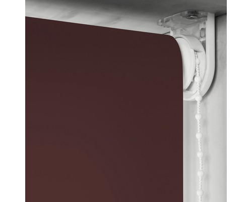 Dunkelbraunes Rollo mit Kettenzug zur Fensterdekoration
