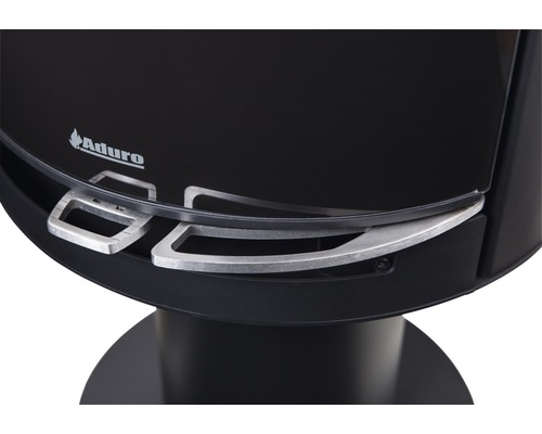 Detailansicht eines schwarzen Aduro Kaminofens mit silberfarbenen Griffen