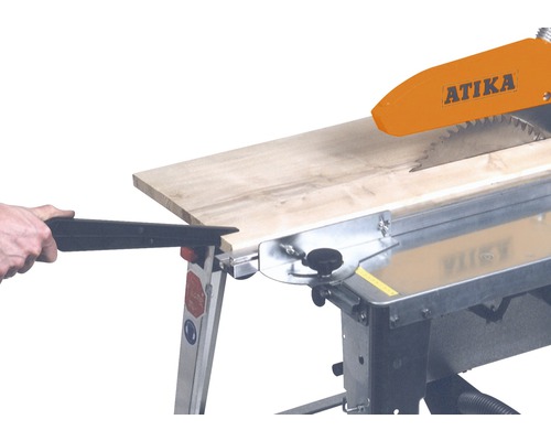 Atika Tischkreissäge beim Sägen eines Holzstücks mit Schiebestock