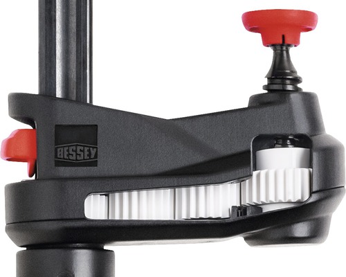Detailansicht einer Bessey Korpuszwinge mit Zahnradmechanismus und Bessey Logo