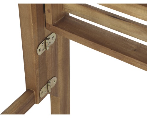 Detailansicht eines Holzmöbels mit Metallscharnieren