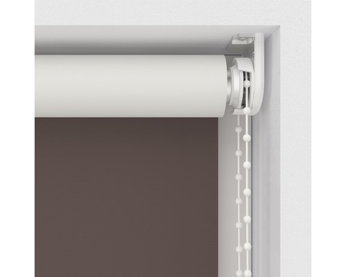 Rollo mit Kettenzug am Fenster