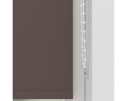 Braune Fensterrollos mit Bedienkette