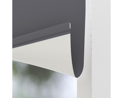 Grauer Verdunkelungsrollo am Fenster