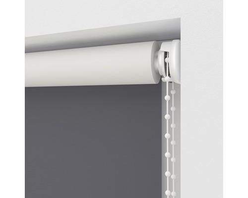 Graues Rollo mit Kettenzug zur Fensterdekoration