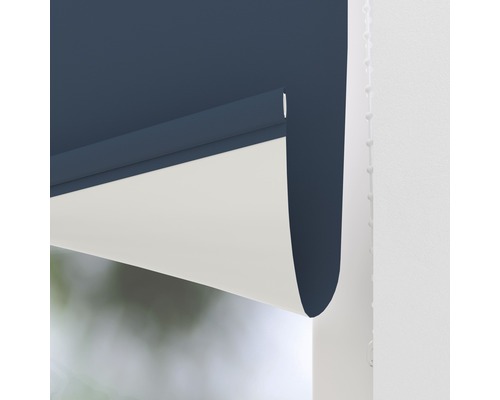 Nahaufnahme einer blauen Fensterrollo mit Kettenzugmechanismus.