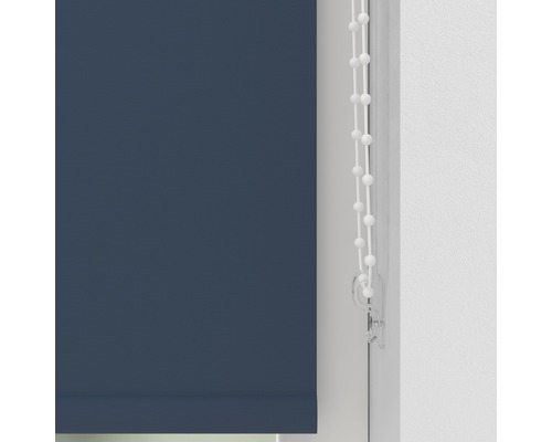 Blaue Rollos mit Kettenzug