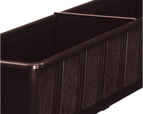 Detailansicht eines Pflanzkastens aus Kunststoff mit Halterung