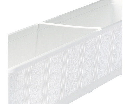 Nahaufnahme eines weißen Pflanzkastens mit Trennwand