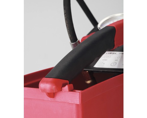 Detailaufnahme einer Handpumpe mit Manometer und Tragegriff