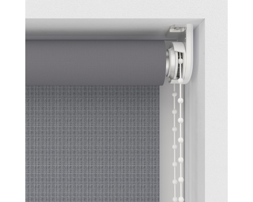 Graue Textilrollo mit Kettenzug am Fenster