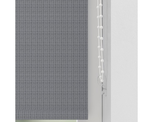 Graues Rollo mit Kettenzug zur Fensterdekoration