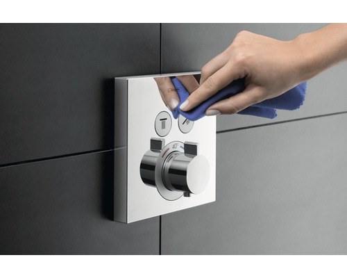 Einhand-Brausemischer zur Wandmontage wird mit einem Tuch gereinigt