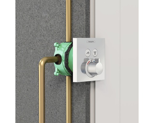 Unterputzthermostat mit goldenen Rohren für die Dusche