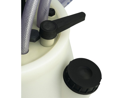 Detailansicht eines Reinigungsgeräts mit einem schwarzen Ventil und einem Verschlussdeckel