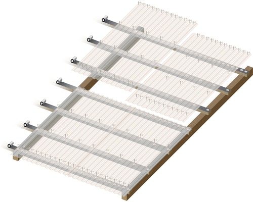 Aufbau einer Terrassenüberdachung mit transparenten Paneelen und Befestigungsmaterial