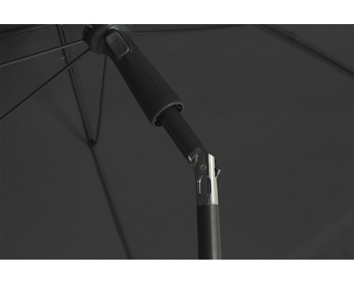 Detailaufnahme eines Sonnenschirms mit verstellbarem Gelenk