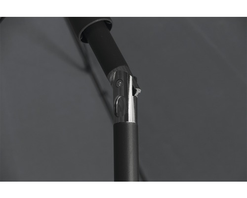 Detailaufnahme des verstellbaren Gelenks eines Sonnenschirms