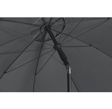 Detailaufnahme des geöffneten Sonnenschirms mit Fokus auf Mechanik und Stoff