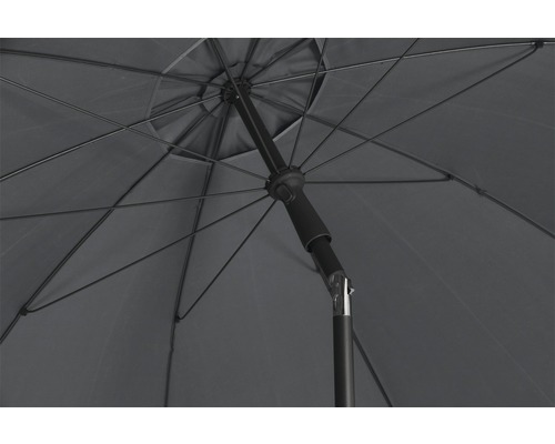 Detailaufnahme des geöffneten Sonnenschirms mit Fokus auf Mechanik und Stoff