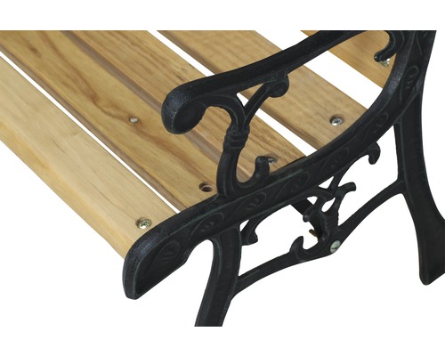 Detailansicht einer Gartenbank mit Armlehne aus Eisen und Sitzfläche aus Holz