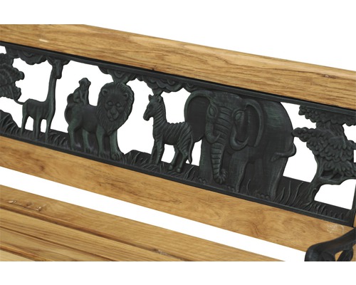 Detailansicht einer Gartenbank aus Holz mit Tierornamenten